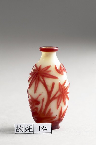 白套紅玻璃花卉鼻煙壺