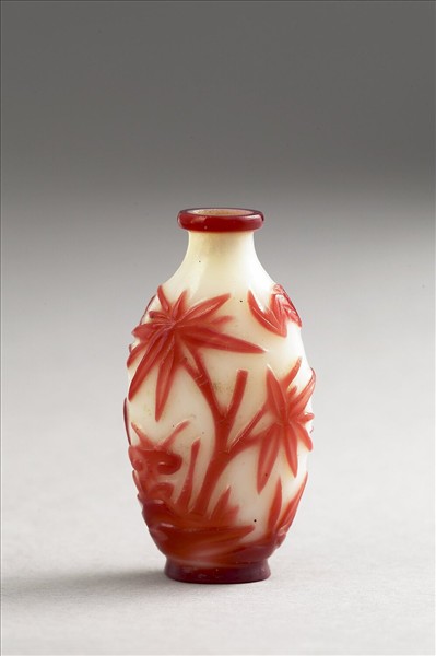 白套紅玻璃花卉鼻煙壺