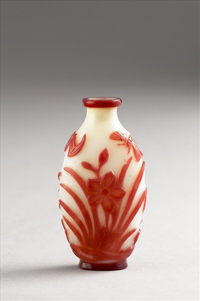 白套紅玻璃花卉鼻煙壺