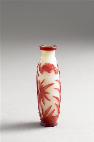 白套紅玻璃花卉鼻煙壺