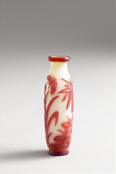 白套紅玻璃花卉鼻煙壺