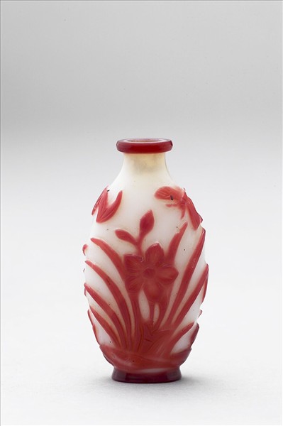 白套紅玻璃花卉鼻煙壺