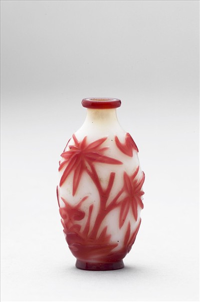 白套紅玻璃花卉鼻煙壺