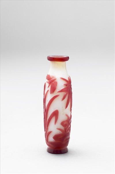 白套紅玻璃花卉鼻煙壺