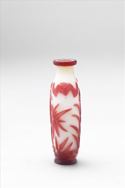 白套紅玻璃花卉鼻煙壺