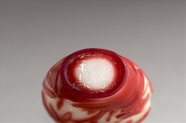 白套紅玻璃花卉鼻煙壺