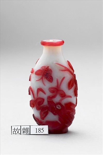 白套紅玻璃花蝶鼻煙壺