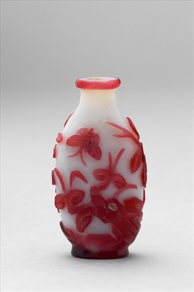 白套紅玻璃花蝶鼻煙壺