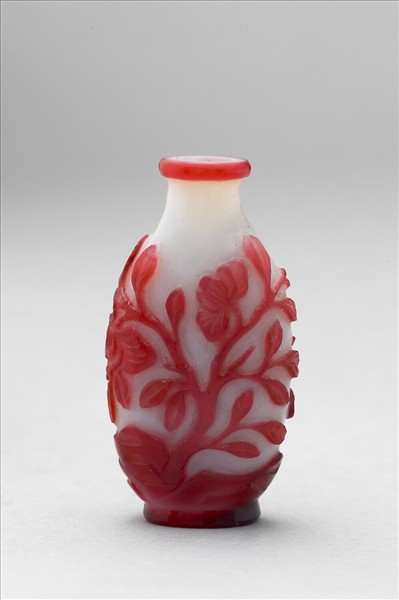 白套紅玻璃花蝶鼻煙壺