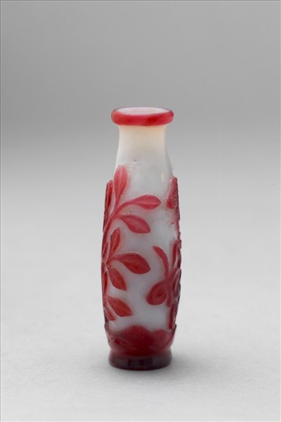 白套紅玻璃花蝶鼻煙壺