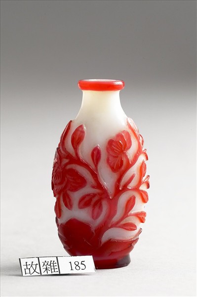 白套紅玻璃花蝶鼻煙壺