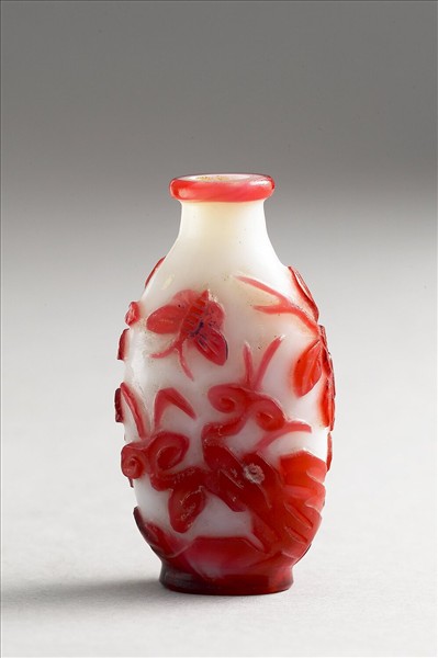 白套紅玻璃花蝶鼻煙壺