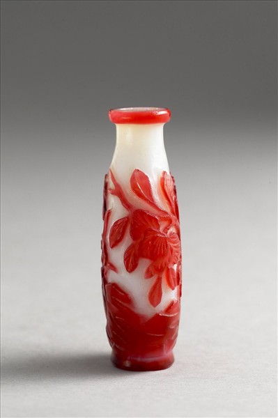 白套紅玻璃花蝶鼻煙壺