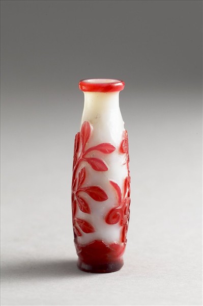 白套紅玻璃花蝶鼻煙壺