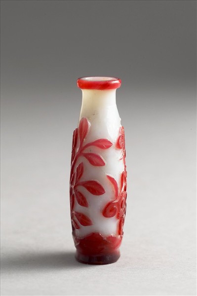 白套紅玻璃花蝶鼻煙壺