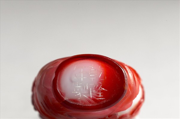 白套紅玻璃花蝶鼻煙壺