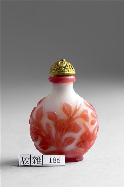白套紅玻璃花卉鼻煙壺