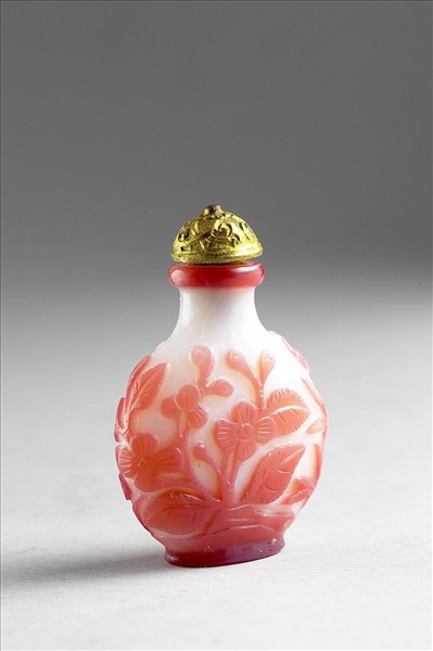 白套紅玻璃花卉鼻煙壺