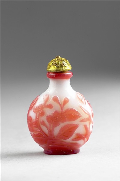 白套紅玻璃花卉鼻煙壺