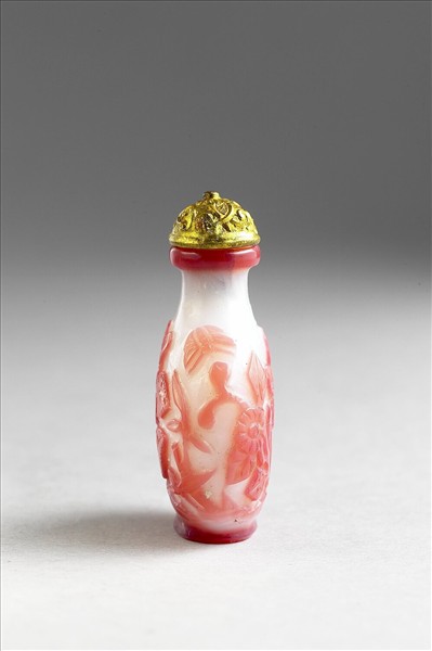 白套紅玻璃花卉鼻煙壺