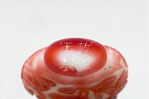 白套紅玻璃花卉鼻煙壺