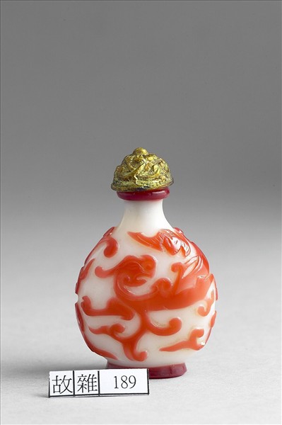白套紅玻璃螭紋鼻煙壺