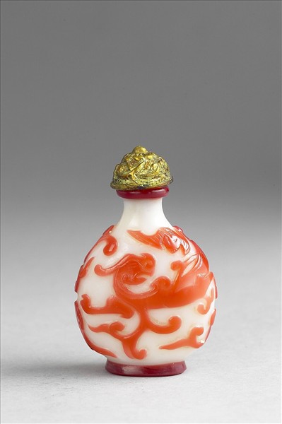 白套紅玻璃螭紋鼻煙壺