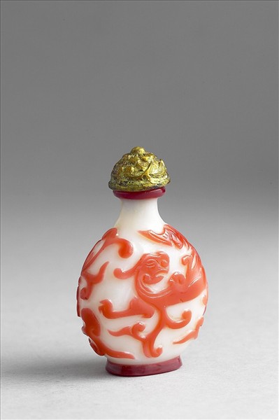 白套紅玻璃螭紋鼻煙壺