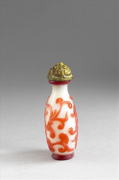 白套紅玻璃螭紋鼻煙壺