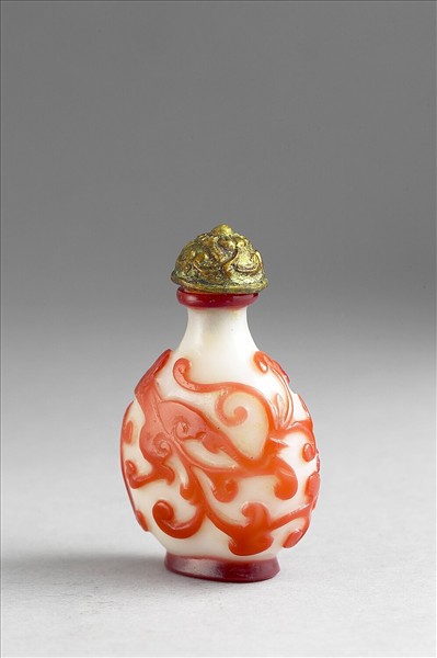 白套紅玻璃螭紋鼻煙壺