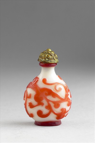 白套紅玻璃螭紋鼻煙壺