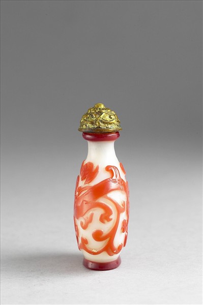 白套紅玻璃螭紋鼻煙壺