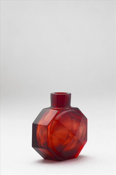 紅色玻璃八角鼻煙壺