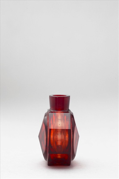 紅色玻璃八角鼻煙壺