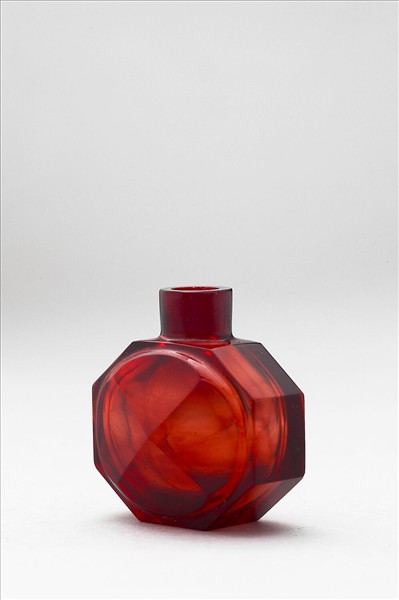 紅色玻璃八角鼻煙壺