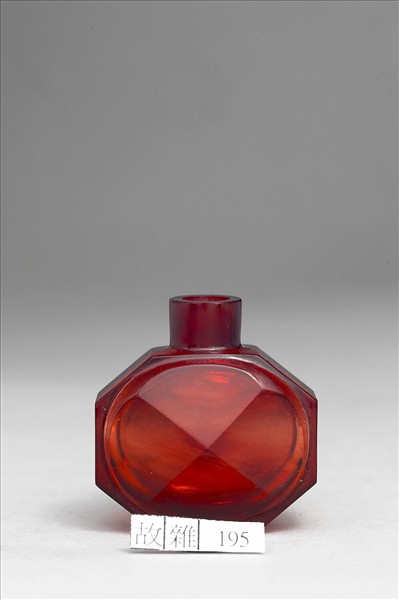 紅色玻璃八角鼻煙壺