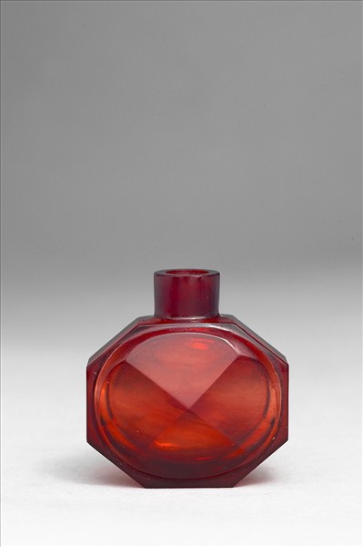 紅色玻璃八角鼻煙壺