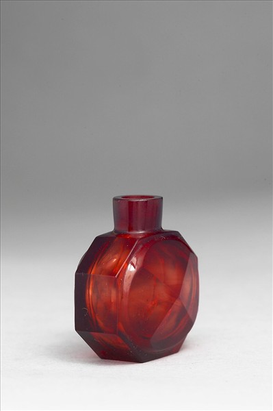 紅色玻璃八角鼻煙壺