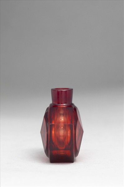 紅色玻璃八角鼻煙壺