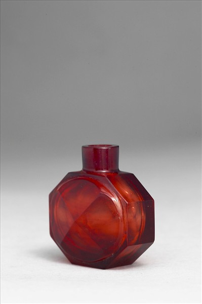 紅色玻璃八角鼻煙壺