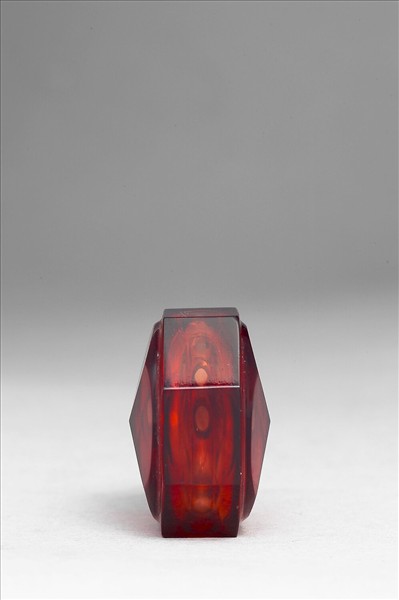 紅色玻璃八角鼻煙壺