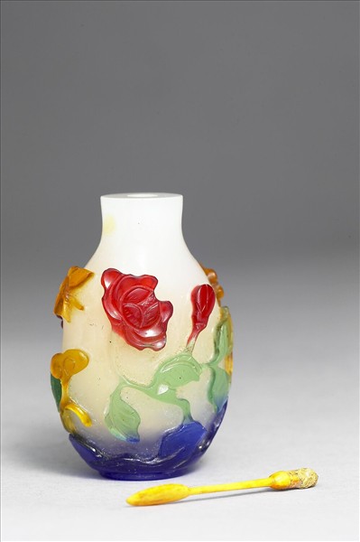 白套四色玻璃花蝶鼻煙壺