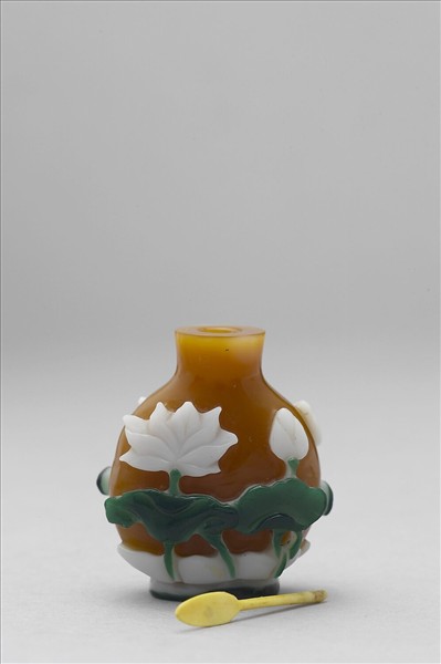 深黃色套雙色玻璃荷花鼻煙壺