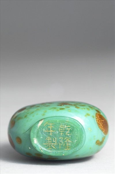 綠玻璃灑金星鼻煙壺