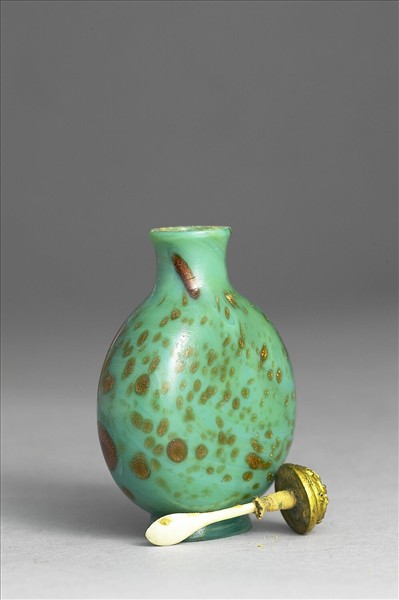 綠玻璃灑金星鼻煙壺