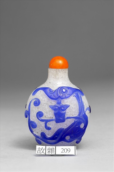 霏雪地套藍玻璃蟠螭鼻煙壺