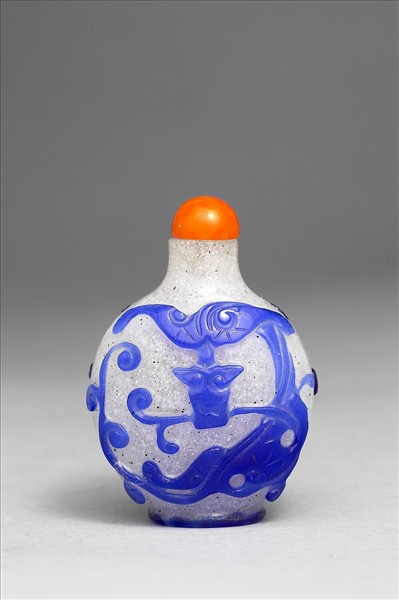 霏雪地套藍玻璃蟠螭鼻煙壺