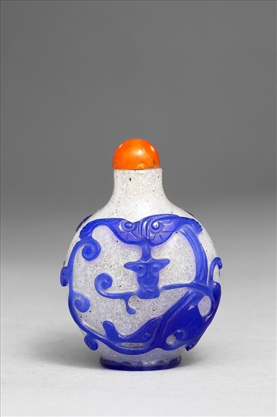 霏雪地套藍玻璃蟠螭鼻煙壺