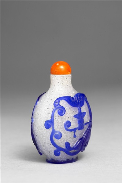 霏雪地套藍玻璃蟠螭鼻煙壺