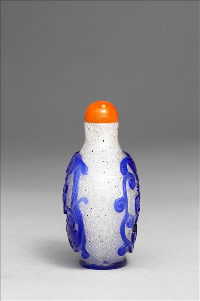 霏雪地套藍玻璃蟠螭鼻煙壺